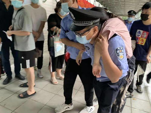 女子排隊(duì)打疫苗時(shí)暈倒,輔警一把背起沖向醫(yī)院